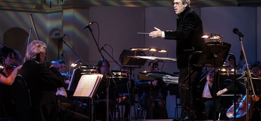 Дирижер Александр Клевицкий и Академический большой концертный оркестр имени Ю.В. Силантьева во время концерта «Территория любви». Фото: РИА Новости/Владимир Астапкович