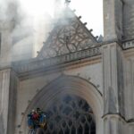 Пожарные у собора в Нанте, 18 июля 2020 года