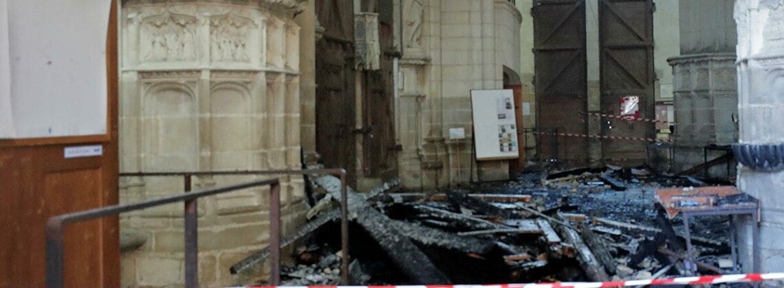 Завалы после пожара внутри Собора Святых Петра и Павла во французском Нанте