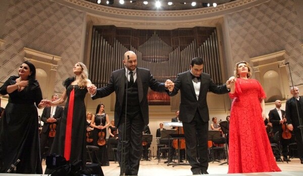 Елена Витман, Екатерина Сергеева, Роман Бурденко, Нажмиддин Мавлянов, Екатерина Сергеева -- первые, кто спел оперу в Москве после карантина. Фото Сергея Бирюкова