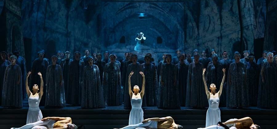 «И воссияет вечный свет»: легендарный танцовщик Владимир Васильев представил синтетическую премьеру в Казани