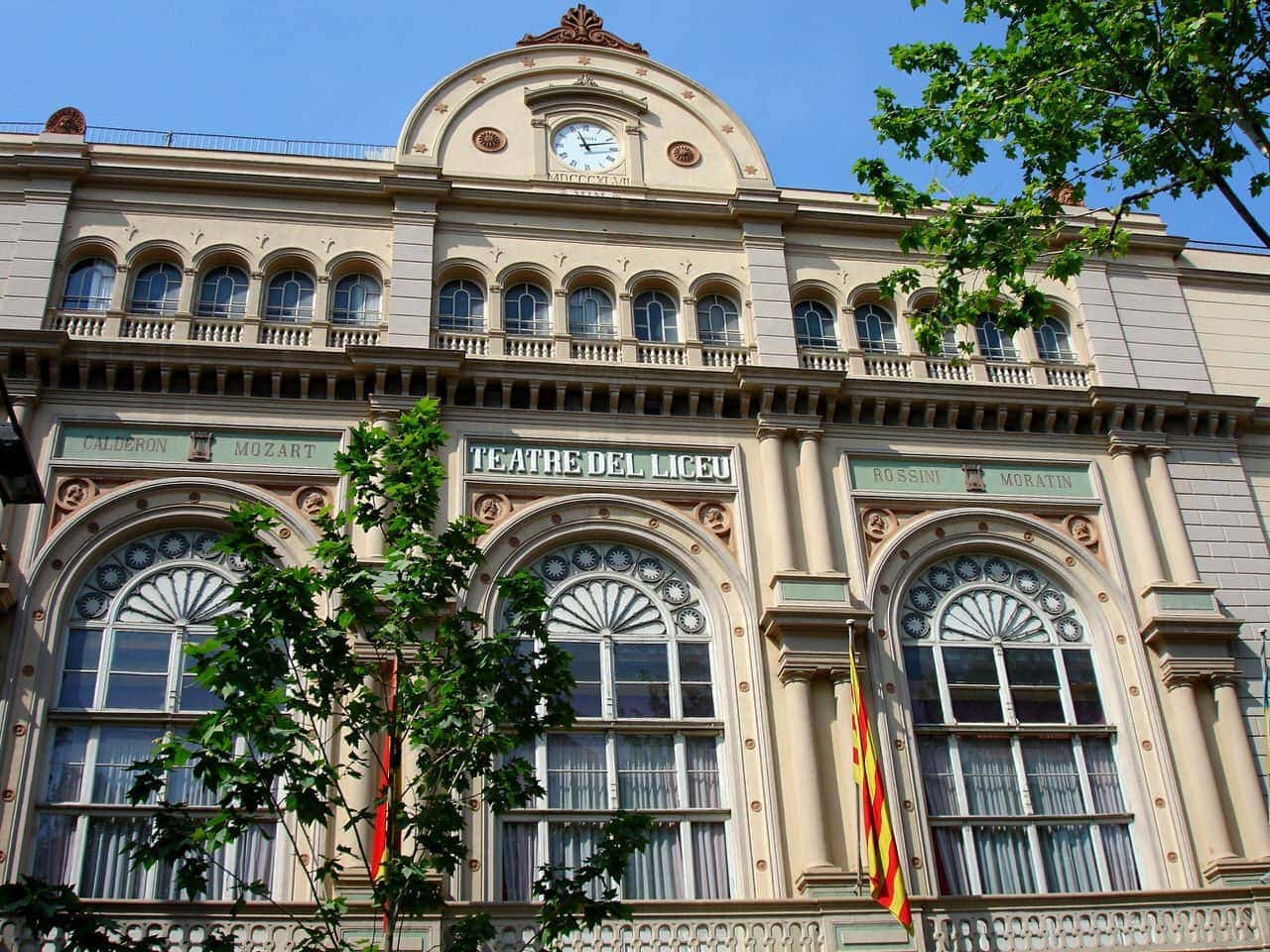 کاتالونیا سالن های تئاتر را افتتاح می کند