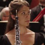 Лола Керк. Кадр из сериала "Моцарт в джунглях"