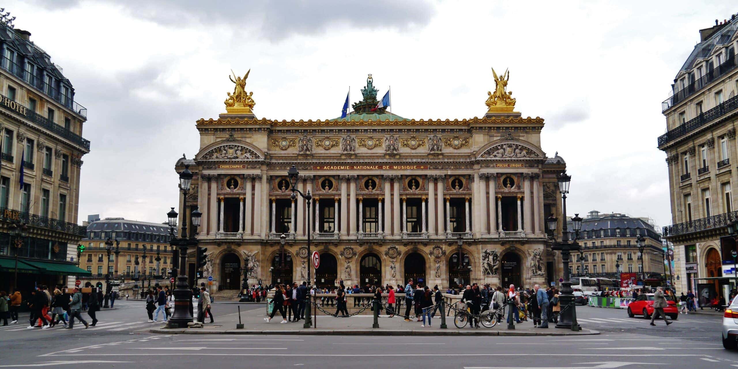 اپرای پاریس به تعداد اشاره می کند