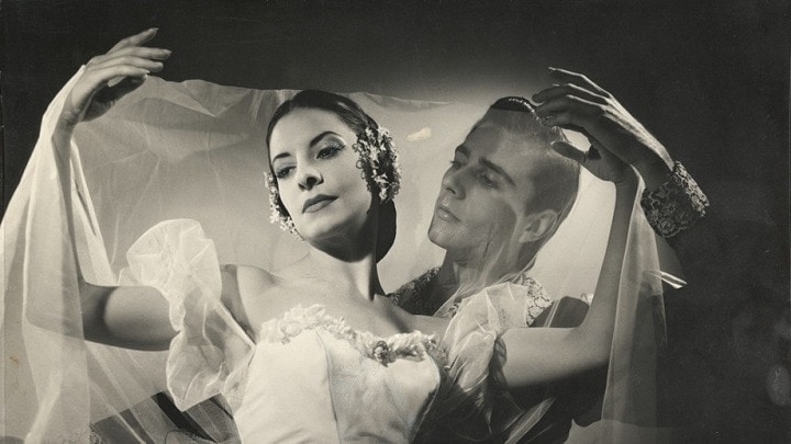 Алисия Алонсо и Рейес Фернандес в «Жизели», 1960 г. Фото: Аннемари Генрих Алисия Алонсо и Рейес Фернандес в «Жизели», 1960 г. Фото: Аннемари Генрих