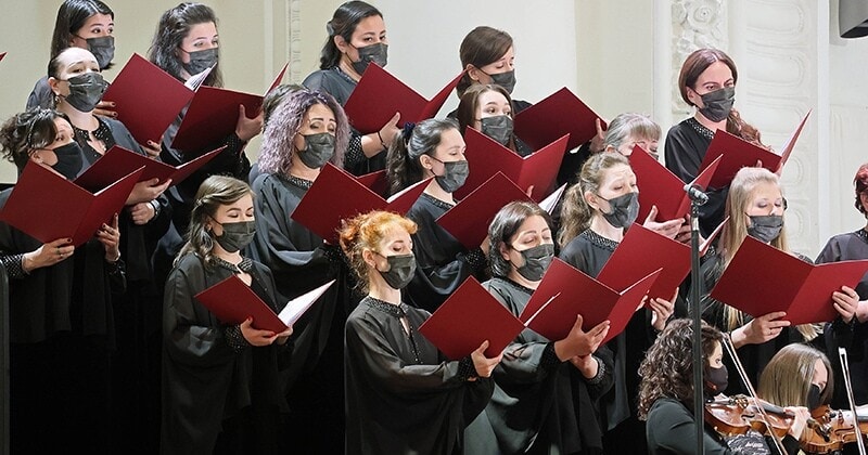 «Обнимитесь, миллионы!» спели в масках. Фото - Татьяна Андреева