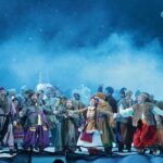 Танцев в спектакле получилось много и к месту, причем отлично двигаются все артисты. Фото: Пресс-служба Мариинского театра/ Наташа Разина