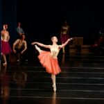 На сцене лучатся счастьем рыбаки и рыбачки. Елена Кабанова в балете "Неаполь" Бурнонвиля. Фото - Ольга Керелюк