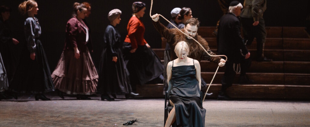 Сцена из оперы Бизе "Кармен" в постановке Константина Богомолова в Пермском театре оперы и балета