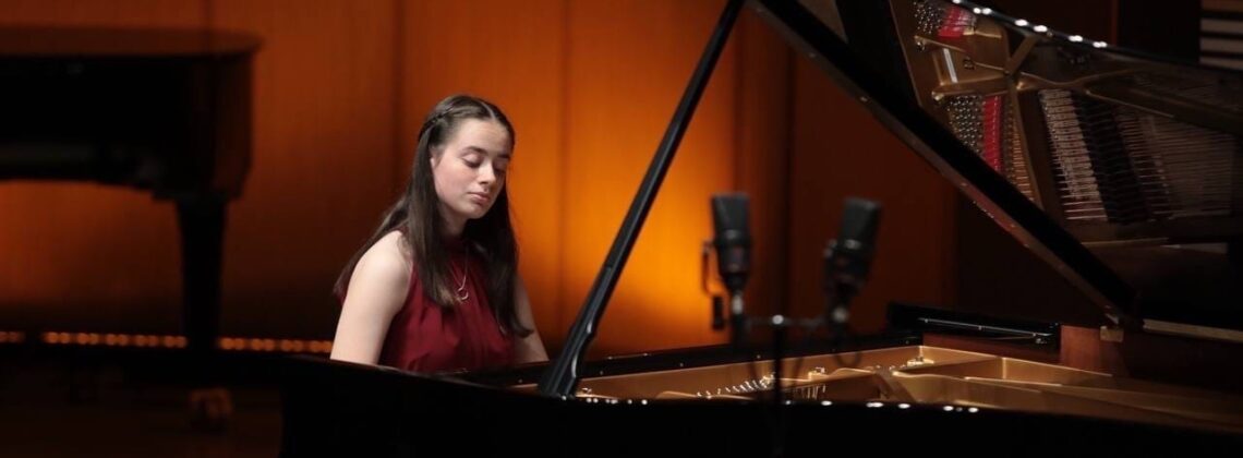 Ноа Капелюшник во время выступления на первом туре Grand Piano Competition. Фото - Владимир Гердо