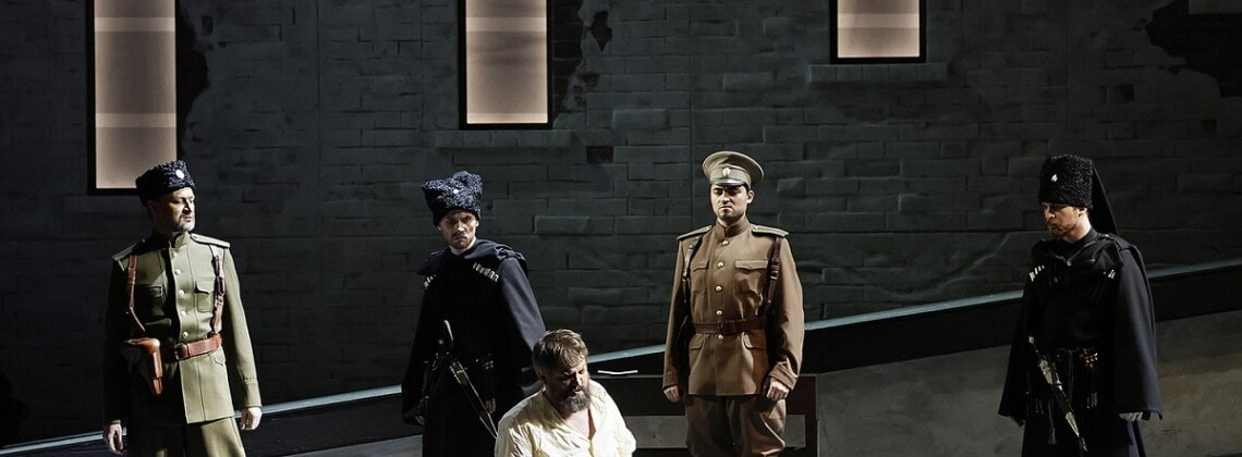 Сцена из оперы Чайковского "Мазепа" в постановке Евгения Писарева. Орлик – Николай Казанский. Кочубей – Станислав Трофимов. Фото - Дамир Юсупов