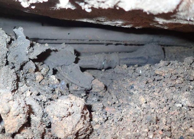 Под ними обнаружили несколько трубок из медного сплава и плохо сохранившиеся остатки футляра