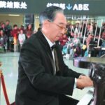 Каждую среду Шэнь Сюэшань играет на фортепиано в больнице "Барабанная башня" в Нанкине. Фото: Предоставлено China Daily