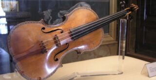 Скрипка Страдивари из собрания Мадридского королевского дворца. Фото - Хокан Свенссон