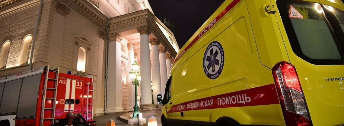 Машина скорой помощи в Большом театре