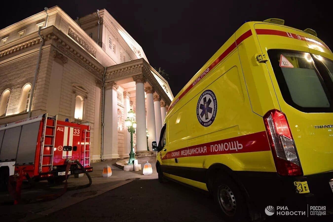 Машина скорой помощи в Большом театре