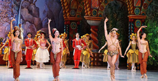 Восточный танец из спектакля «Щелкунчик» Государственного балета Берлина. Ноябрь 2018 года © Gisela Sonnenburg / Ballett-Journal