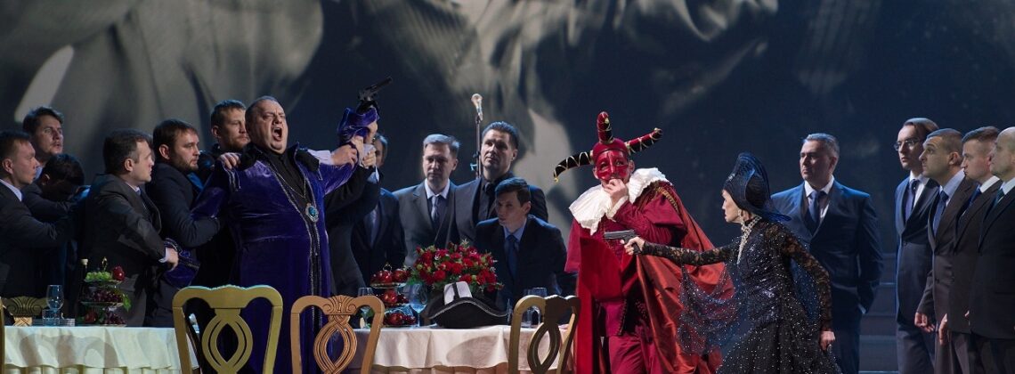 Роман Улыбин (Монтероне), Антон Домашёв (Риголетто, танцевальная партия). Фото - Сергей Родионов