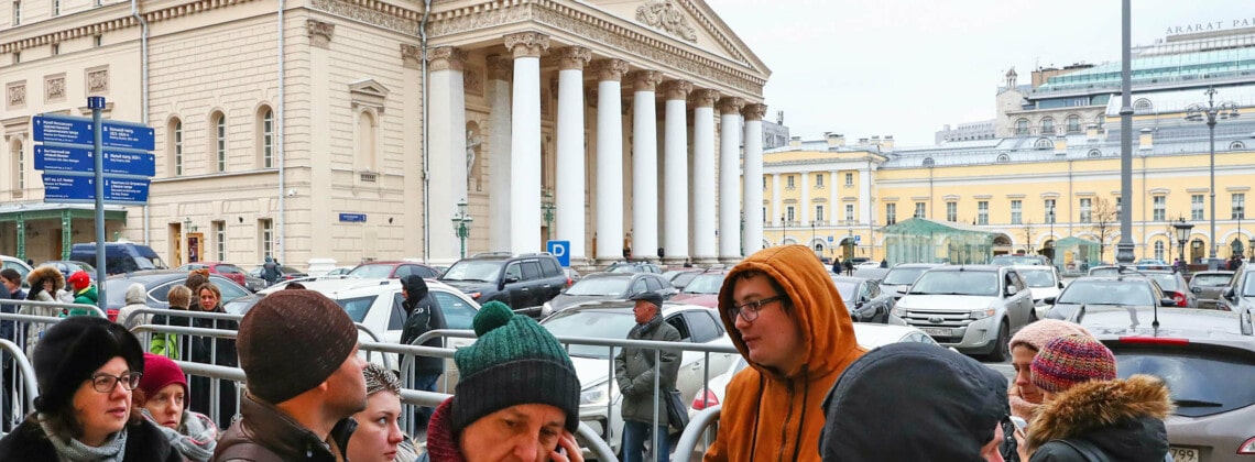 У касс Большого театра разворачивается традиционная драматическая эпопея с покупкой-продажей билетов на "Щелкунчик". Фото - Станислав Красильников