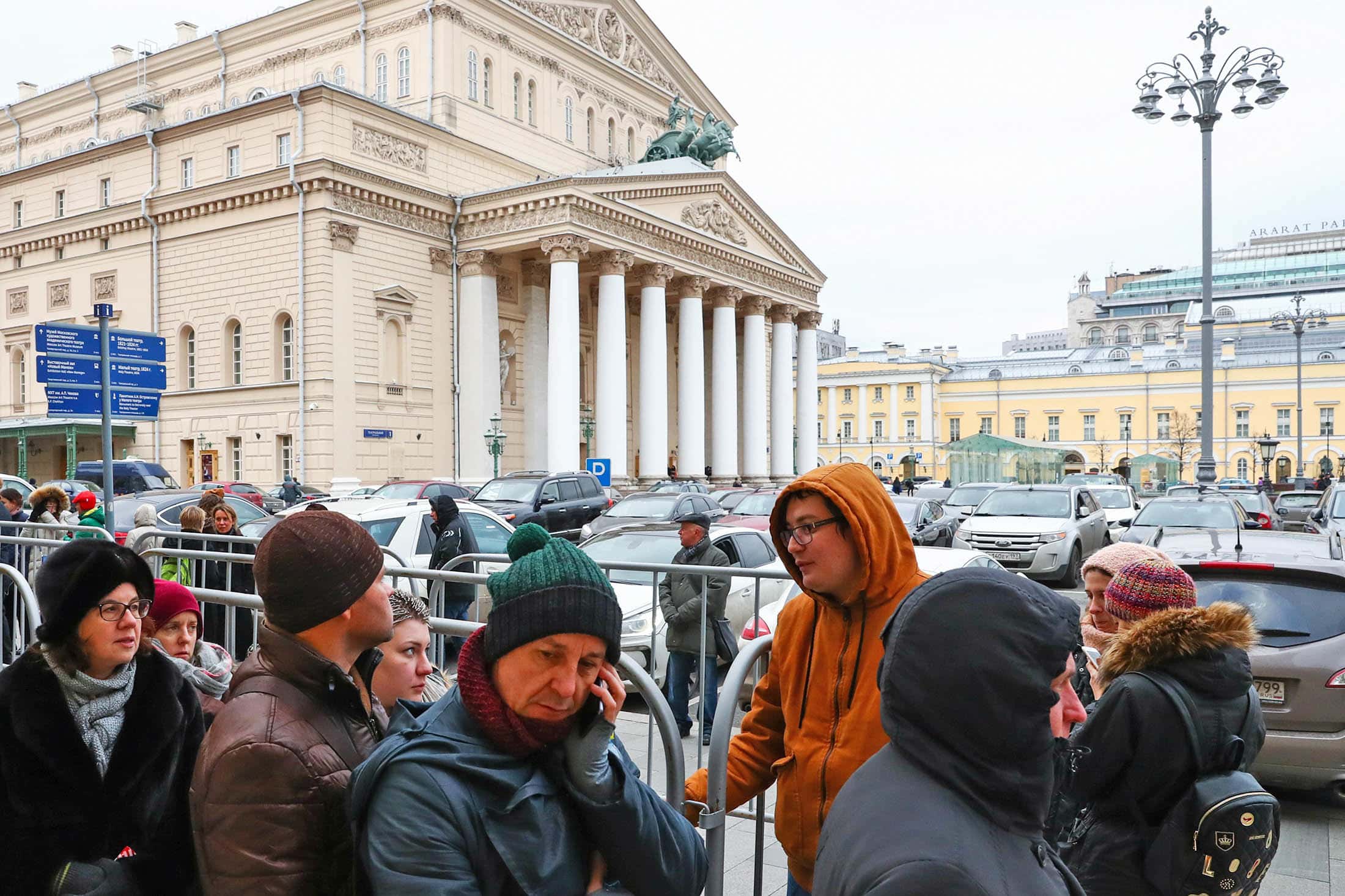 Работа кассы большого театра. Кассы большого театра. Очередь за билетами в большой театр на Щелкунчика. Большой театр касса исторической сцены. Кассам большого театра.