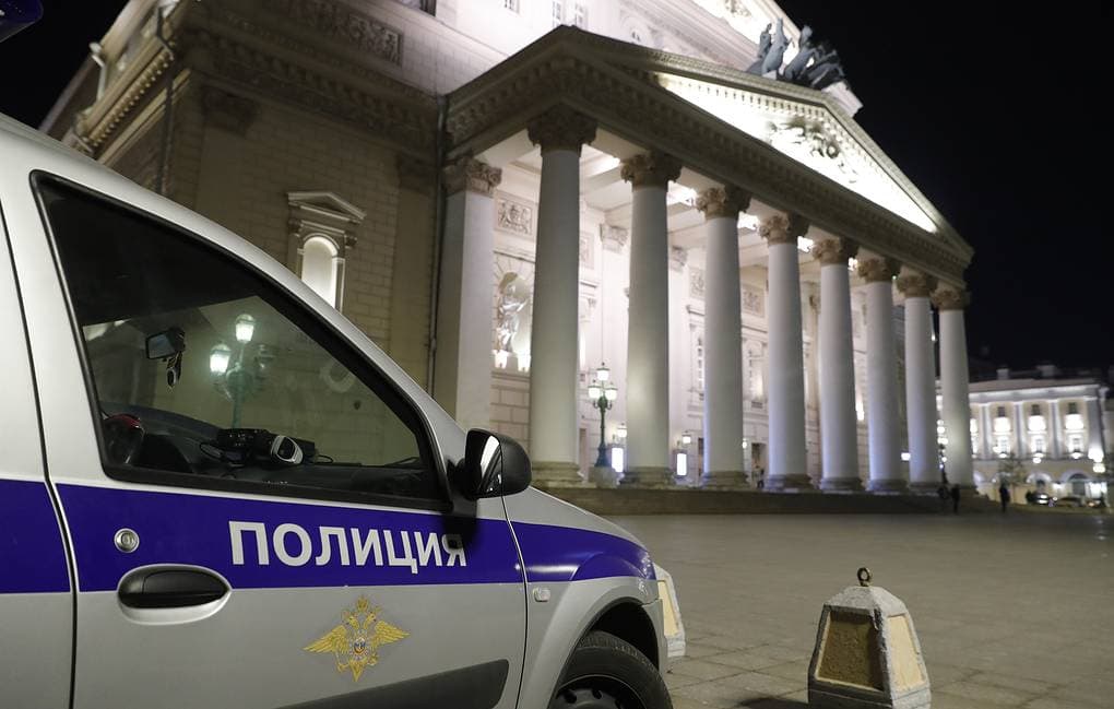 Автомобиль полиции возле Большого театра. Фото - Михаил Джапаридзе
