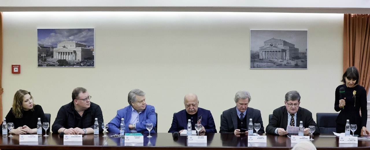 О самых разных сторонах богатой и щедрой натуры Александра Александровича рассказывает книга-альбом, которую выпустили его друзья и коллеги. На днях в Большом театре состоялась ее презентация.