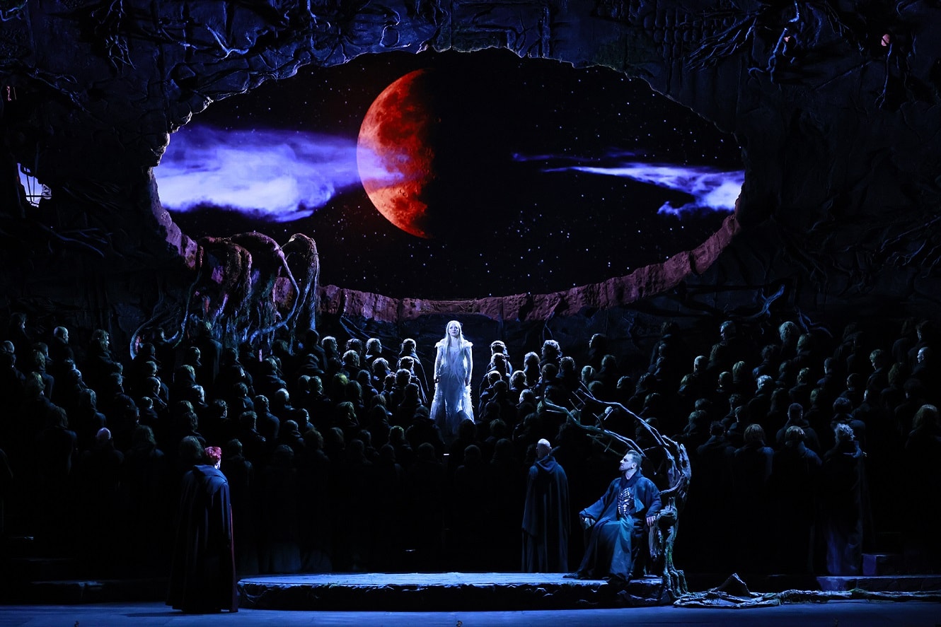 Сцена из оперы Вагнера “Лоэнгрин”, постановка Большого театра. Фото – Дамир Юсупов