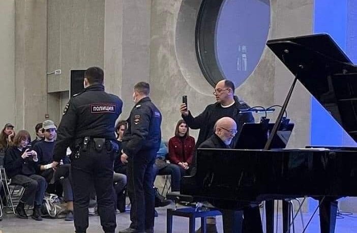 Алексей Любимов на концерте в ДК "Рассвет". Фото - Юлия Смирнова