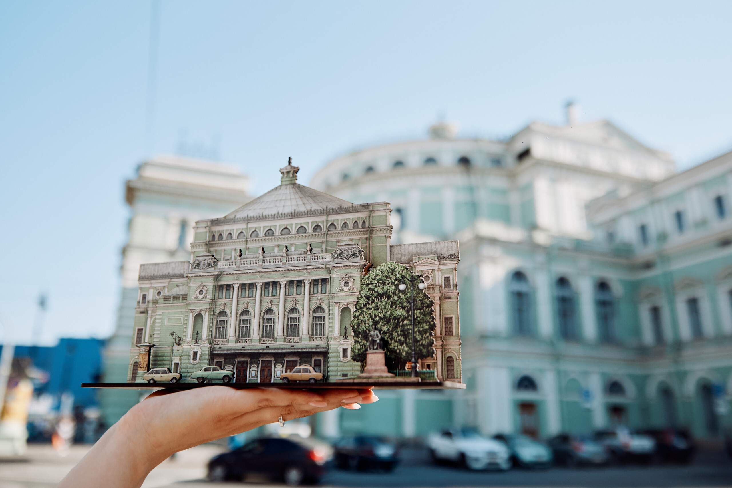 У Мариинского появился новый сувенир. Фото - Михаил Вильчук