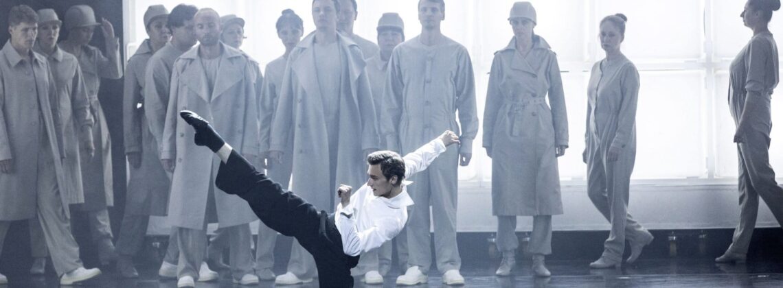 Движения 12 танцовщиков и 12 танцовщиц строги и академичны, как убранная в гранит Нева. Фото - Наташа Разина/ Мариинский театр