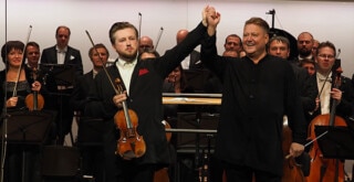 Павел Милюков, Александр Сладковский и ГАСО РТ после исполнения Первого скрипичного концерта Шостаковича. Фото - пресс-служба ГСО РТ