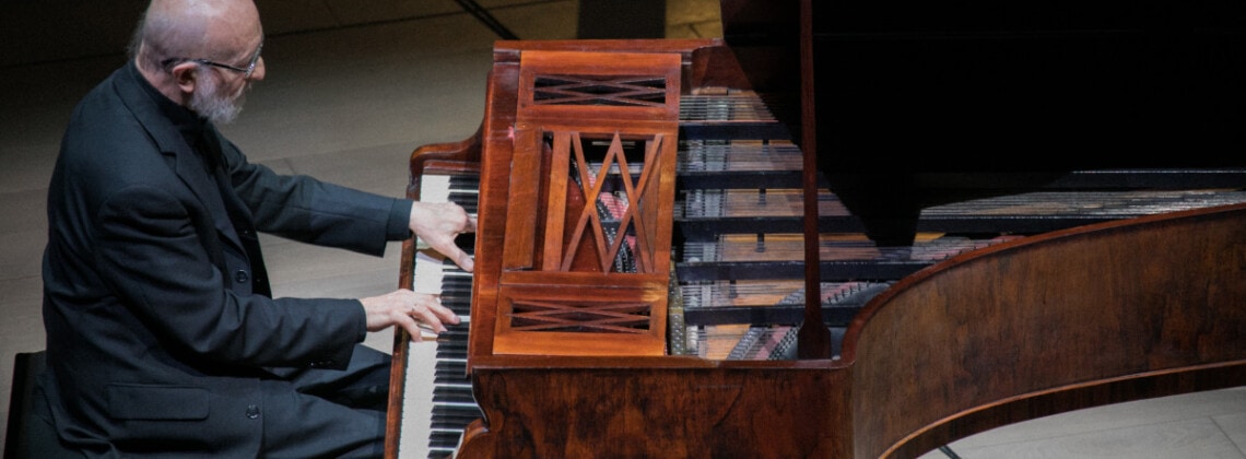 Алексей Любимов и рояль Erard © АНЯ ТОДИЧ, ФОНД V–A–C. Фото с сайта РБК. Стиль