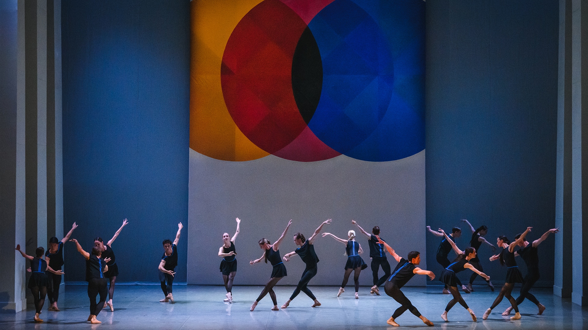 Пермский балет показал премьеру в тёмных тонах и стремительных темпах. Фото - Андрей Чунтомов