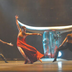 Сценографическая доминанта спектакля Патрика де Бана – скульптура Даши Намдакова «Голова быка». Фото агентства «Москва»