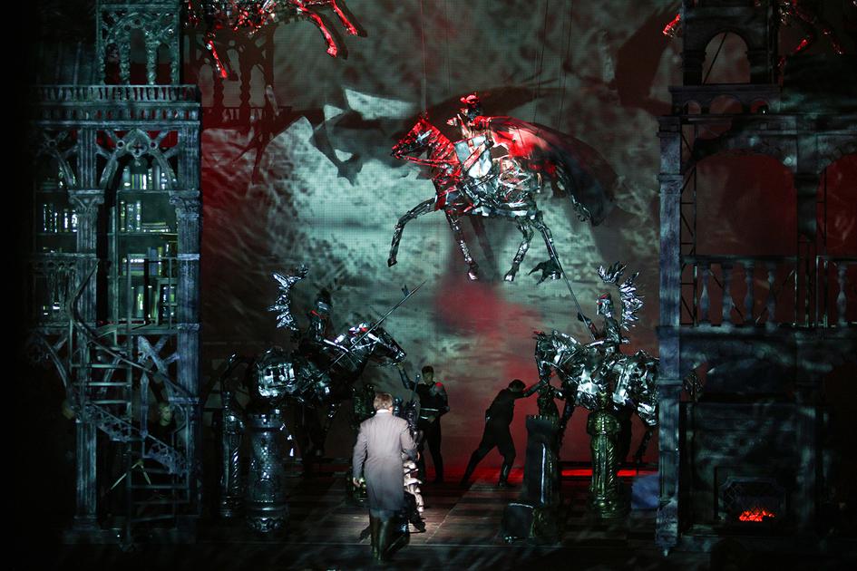 Сцена из оперы Владимира Солтана «Дикая охота короля Стаха». Фото - Михаил Нестеров Сцена из оперы Владимира Солтана «Дикая охота короля Стаха». Фото - Михаил Нестеров