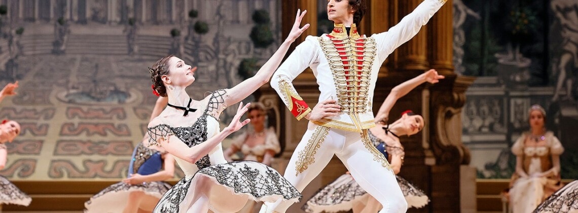 Пахита – Алёна Ковалёва. Люсьен д'Эрвильи – Егор Геращенко. Фото - Дамир Юсупов/Большой театр