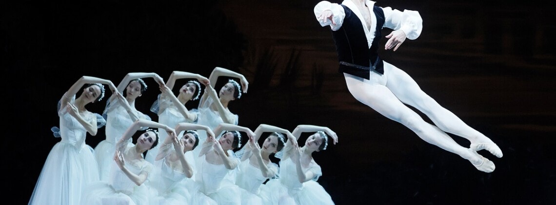 Вячеслав Лопатин и артистки балета. Фото - Дамир Юсупов/Большой театр