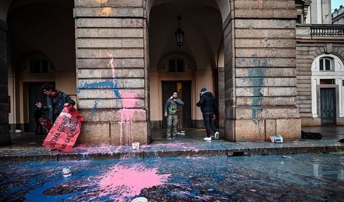 Экоактивисты облили краской вход в театр «Ла Скала» в Милане