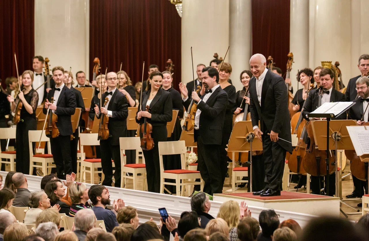 Владимир Спиваков и НФОР в Большом зале Санкт-Петербургской филармонии. Фото - Сергей Тягин