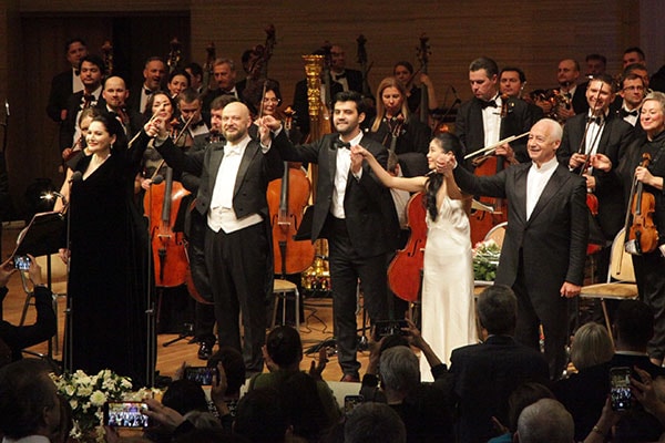 Владимир Спиваков и другие участники праздничного концерта в Доме музыки. Фото - Сергей Бирюков