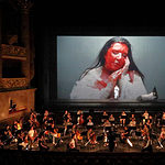 фрагмент фильма-оперы-перформанса Марины Абрамович «Семь смертей Марии Каллас», премьера которого состоялась в сентябре 2020 года на сцена Баварской государственной оперы