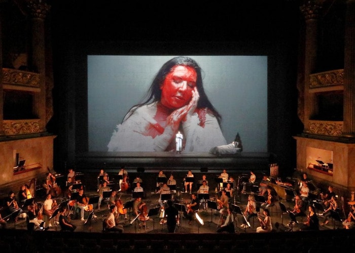 фрагмент фильма-оперы-перформанса Марины Абрамович «Семь смертей Марии Каллас», премьера которого состоялась в сентябре 2020 года на сцена Баварской государственной оперы