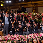 Оркестр Венской филармонии под управлением дирижера Франца Вельзер-Мёста