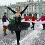 Ученики 654-й школы устроили флешмоб на Дворцовой площади