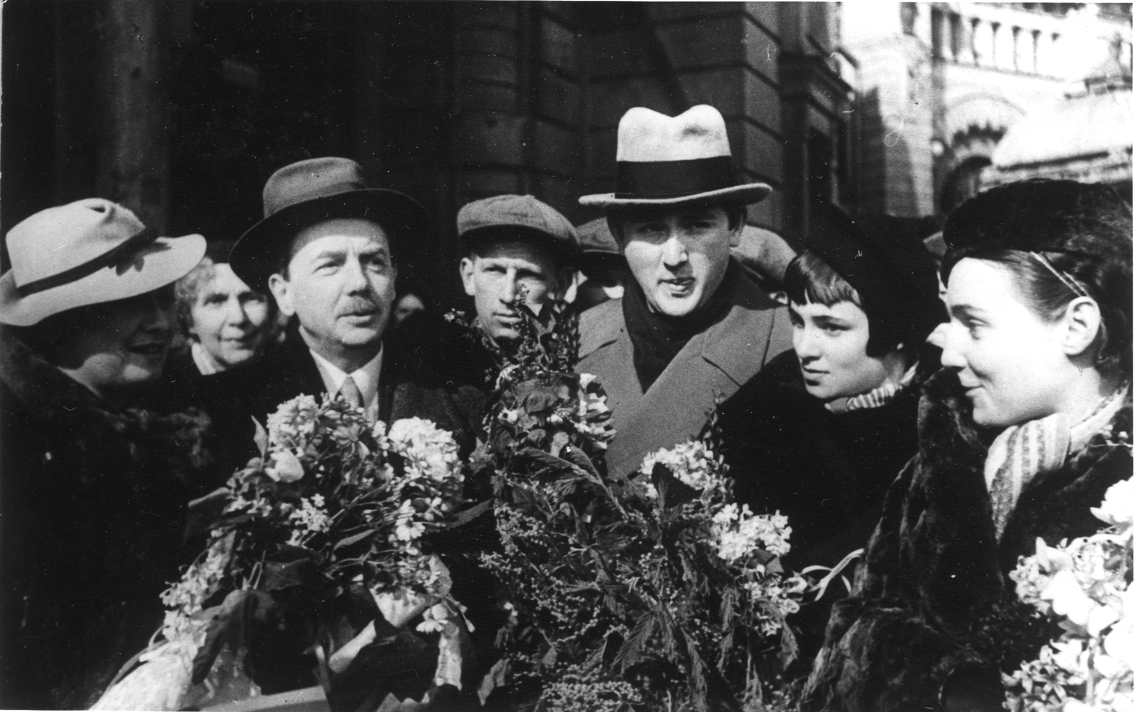 Встреча участников Шопеновского конкурса на Белорусском вокзале.Слева направо: Т. Гольдфарб, Г. Нейгауз, Я. Зак, Р. Тамаркина, Н. Емельянова