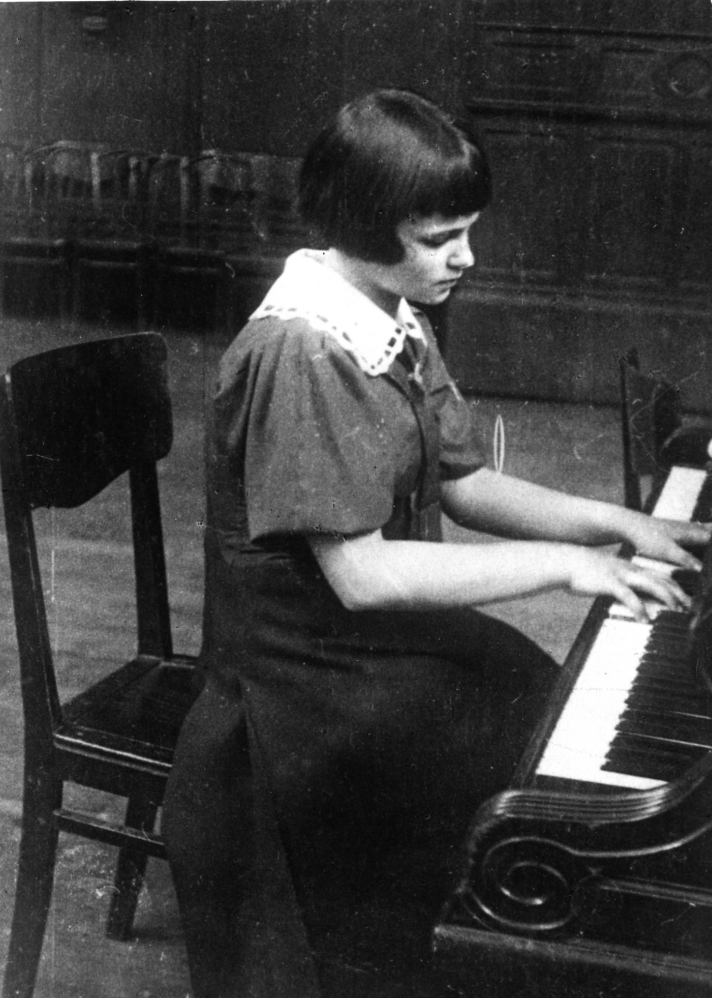 Роза Тамаркина. 1933-4 (в годы учебы в особой детской группе)