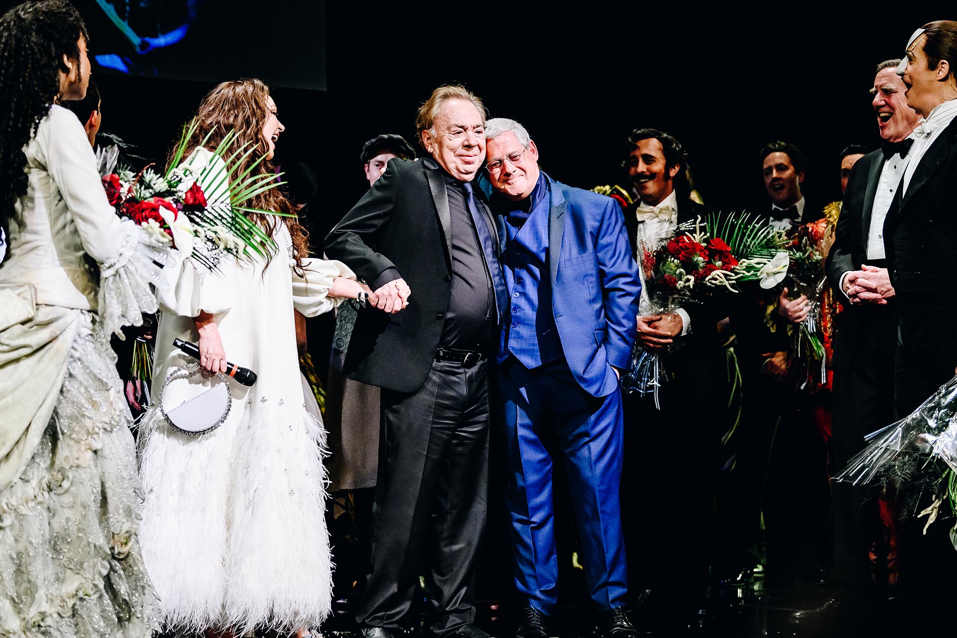 Эндрю Ллойд Уэббер и Кэмерон Макинтош (в центре) на заключительном спектакле «Призрак оперы» в Majestic Theater 16 апреля 2023 года в Нью-Йорке