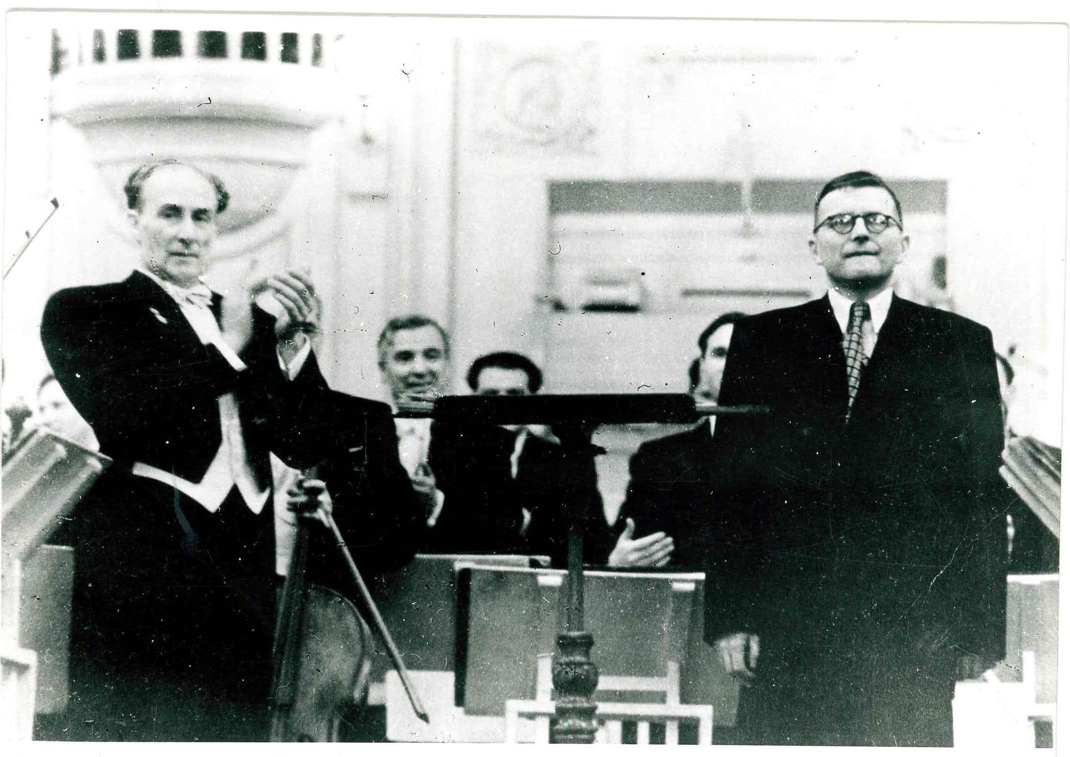 بعد از نمایش سمفونی دهم شوستاکوویچ.  اوگنی مروینسکی، دیمیتری شوستاکوویچ.  17 دسامبر 1953.  آرشیو فیلارمونیک سن پترزبورگ.  D. D. Shostakovich
