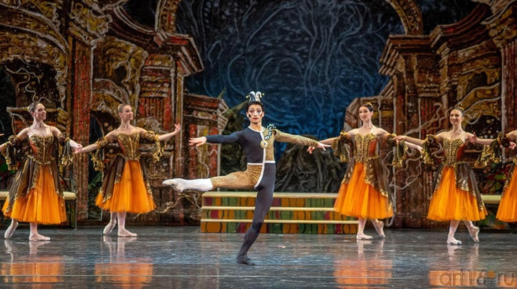 Зато бальзам на душу балетоманов пролил гибкий, харизматичный Алессандро Каггеджи (фото с показа спектакля в 2020 году). Фото - art16.ru