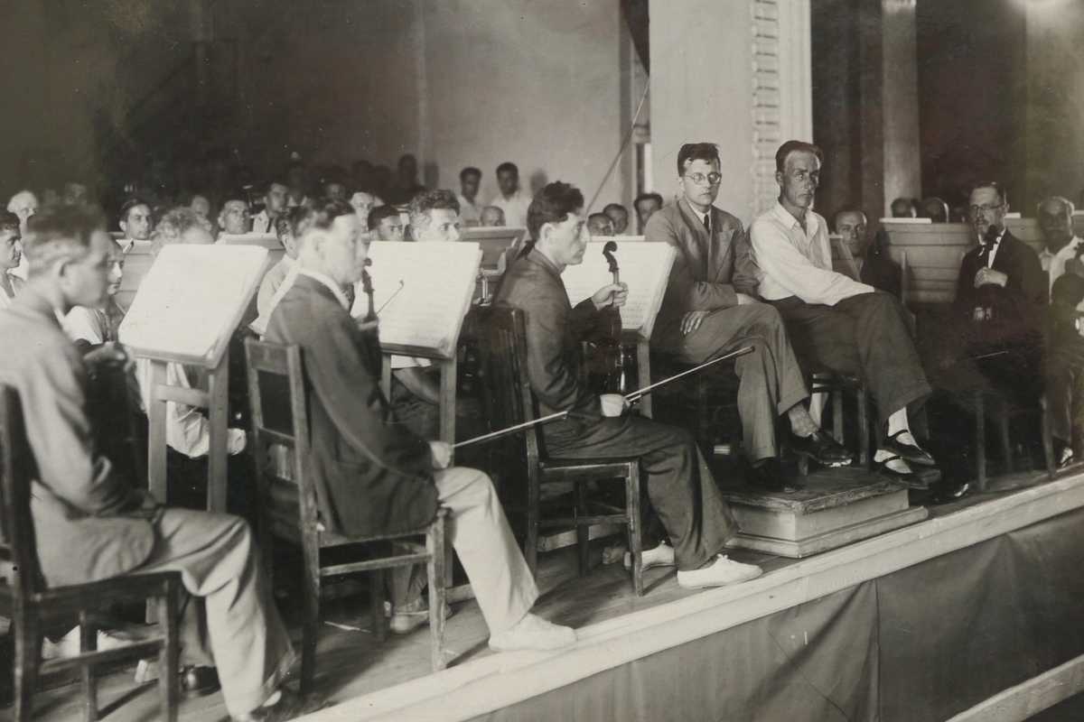 در تمرین سمفونی هفتم شوستاکوویچ، نووسیبیرسک، 1942.  آرشیو فیلارمونیک سن پترزبورگ.  D. D. Shostakovich